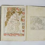 Fotografia zachytávajúca historickú knihu