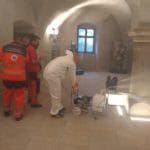 Fotografia zachytávajúca dezinfekciu priestorov hradu. 4