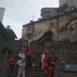 Fotografia zachytávajúca dezinfekciu priestorov hradu. Pohľad na nádvorie a pracovníkov.