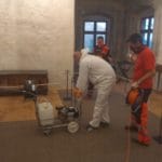Fotografia zachytávajúca dezinfekciu priestorov hradu. 3