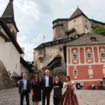 Fotografia ministra zahraničných vecí SR Korčoka a ďalších osobností na návšteve Oravského hradu. Pohľad na nádvorie.