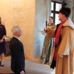 Fotografia ministra zahraničných vecí SR Korčoka a ďalších osobností na návšteve Oravského hradu. 3