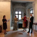 Fotografia ministra zahraničných vecí SR Korčoka a ďalších osobností na návšteve Oravského hradu. 2