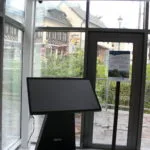 Fotografie z procesu osadenia a inštalácie Kiosku do budovy informačného centra pod Oravským hradom.