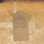 Fotografia pamätnej tabule na obnovu hradu po požiari z roku 1800.