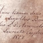 Poznámka z roku 1877 nachádzajúca sa na prednej predsádke tlače z historického knižničného fondu Čaplovičovej knižnice. V preklade z latinčiny: „Túto knihu daroval Leopoldovi Bruckovi jeho strýko Vavrinec Čaplovič...“