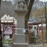 Fotografia zreštaurovanej sochy na svojom mieste, v jej okolí sa stále nachádza lešenie. 3