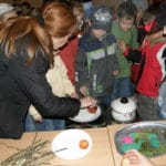 fotografia procesu farbenia vajíčok v cibuľovom odvare.