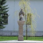 Fotografia Vŕby spolu so sochou svätca.