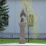 Fotografia Vŕby spolu so sochou svätca.