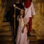 Fotografia zachytávajúca hercov počas podujatia - nočnej prehliadky Oravského hradu.