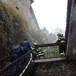 Fotografia z nácviku hasičského zásahu v priestoroch Oravského hradu.