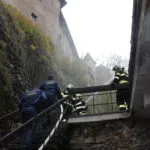 Fotografia z nácviku hasičského zásahu v priestoroch Oravského hradu.