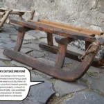 Grafika popisujúca historické detské drevené sánky.