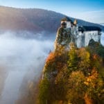 Pohľad na Oravský hrad z vtáčej perspektívy počas jesene.