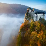 Pohľad na Oravský hrad z vtáčej perspektívy počas jesene.
