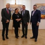 Riaditeľka Oravského múzea s predstaviteľmi Slovenska v Poľskej republike na fotografií.
