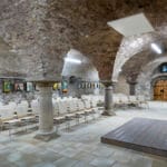Fotografia stĺpovej sály v renesančnej budove.