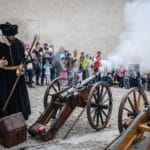 strieľanie z dela na nádvorí Oravského hradu - fotografia.