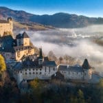 Oravský hrad s hmlou v pozadí - fotografia.
