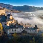 Oravský hrad s hmlou v pozadí - fotografia.
