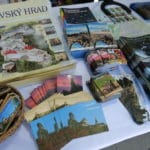 Propagačný materiál o Oravskom múzeu položený na stole - fotografia.