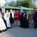 Ženy v historických šatách a predstavitelia ŽSK, prezidentka mesta Zabrze, riaditeľka OM a Adrián Kromka - fotografia.