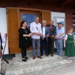 oficiálne strihanie pásky počas otvorenia Objektu goralskej kultúry - fotografia.