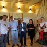 Poslanci Žilinského kraja s riaditeľkou Oravského múzea v novej expozícii na sedle Beskyd - fotografia.