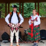 Fotografia - žena a muž v goralských krojoch na pódiu.