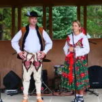 Fotografia - žena a muž v goralských krojoch na pódiu.
