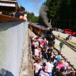 fotografia - nástupište plné ľudí na stanici Tanečník