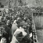 Fotografia - Diváci počas spustenia priehradného múru na Oravskej priehrade, 2.5.1953