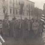 Vojaci so sviecami počas pohrebu P. O. Hviezdoslava