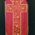 červený liturgický odev