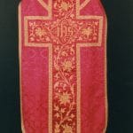 Fotografia červeného liturgického odevu.
