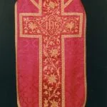 Fotografia červeného liturgického odevu.