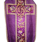 fialový liturgický odev