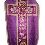 Fotografia fialového liturgického odevu.