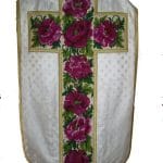 Fotografia bieleho liturgického odevu.