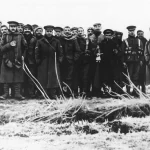 Fotografia situácie zachytávajúcej tzv. Vianočný truc na západnom fronte počas 1. svetovej vojny. Na fotografií pózujú spoločne vojaci Osi aj Dohody.