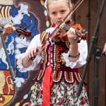 Fotografia z otvorenia sezóny na Oravskom hrade 2023 - malá huslistka