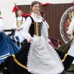 Fotografia z otvorenia sezóny na Oravskom hrade 2023 -Dobové tance