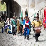 Fotografia z otvorenia sezóny na Oravskom hrade 2023 - sprievod Oravským Podzámkom