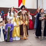 Fotografia z otvorenia sezóny na Oravskom hrade 2023 - herci a riaditeľka múzea