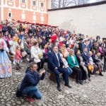 Plné nádvorie Oravského hradu počas otvorenia sezzony 2023
