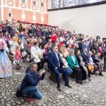 Plné nádvorie Oravského hradu počas otvorenia sezzony 2023