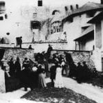 Fotografia turistov na Hlavnom nádvorí Oravského hradu pravdepodobne zo začiatku 20. storočia.