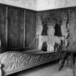 Baroková posteľ v pôvodnej expozícii Korvínovho paláca na historickej fotografií.