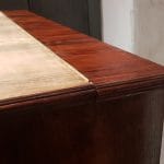 Fotografia reštauračného procesu piána v priestoroch Oravského hradu.